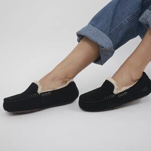 UGG Women’s Black Ansley Sheepskin Water Resistant Slip on Slipper